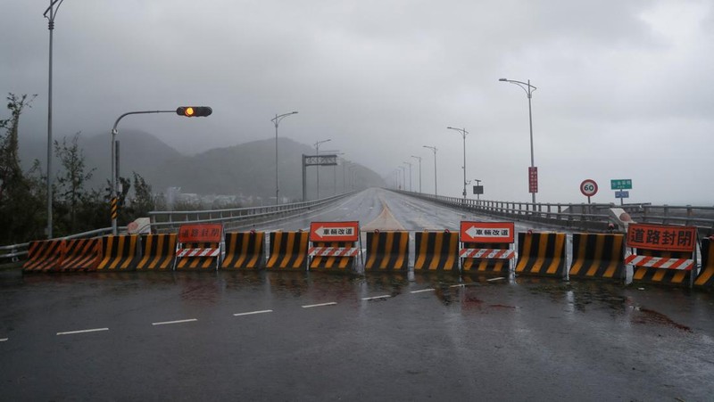Suasana usai Topan Koinu melanda  Kenting, Taiwan, Kamis (5/10//2023). (REUTERS/Carlos Garcia Rawlins)