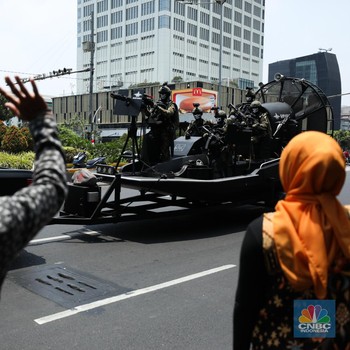Riuh Gemuruh Warga Jakarta Saat Parade Alutsista Militer