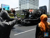 Riuh Gemuruh Warga Jakarta Saat Parade Alutsista Militer