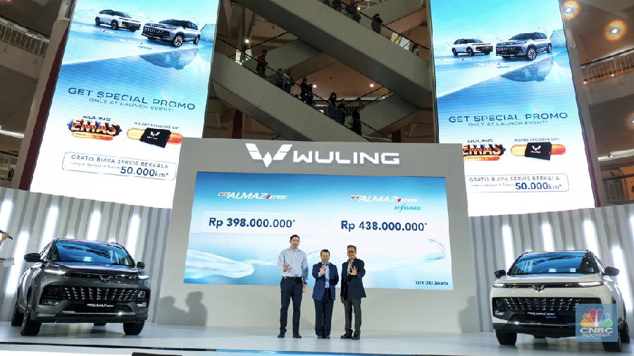 Wuling Motors (Wuling) hari ini secara resmi memasarkan versi terbaru flagship SUV inovatifnya, New Almaz RS di The Forum Mall Kelapa Gading 3, Jakarta Utara. (CNBC Indonesia/Ferry Sandi)