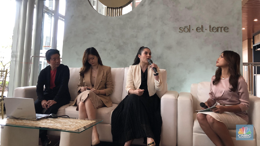 Aktris Indonesia, Chelsea Islan, resmi meluncurkan bisnis perhiasan lab grown diamond, Sol et Terre, bersama desainer perhiasan, Veronica Pranata, di ICE BSD, Kabupaten Tangerang, Banten, Jumat (6/10/2023). (CNBC Indonesia/Rindi Salsabilla)