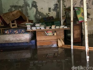 Waswas Santri di Sukabumi Saat Hujan Terjadi