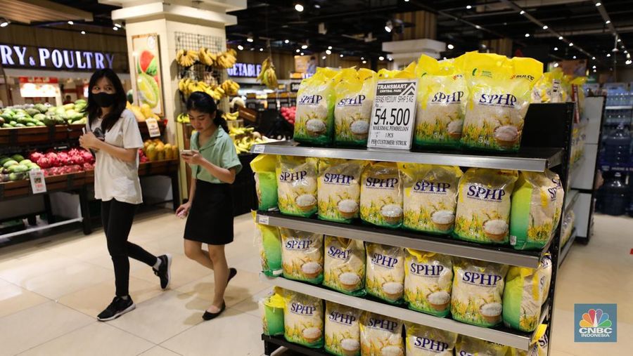 Deretan beras Stabilisasi Pasokan dan Harga Pangan (SPHP) 5 kg di Transmart Central Park, Jakarta, Jumat (6/10/223). (CNBC Indonesia/Tri Susilo)