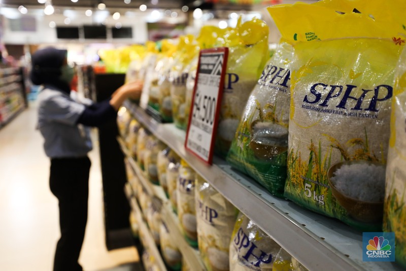 Deretan beras Stabilisasi Pasokan dan Harga Pangan (SPHP) 5 kg di Transmart Central Park, Jakarta, Jumat (6/10/223). (CNBC Indonesia/Tri Susilo) Deretan beras Stabilisasi Pasokan dan Harga Pangan (SPHP) 5 kg di Transmart Central Park, Jakarta, Jumat (6/10/223). (CNBC Indonesia/Tri Susilo)