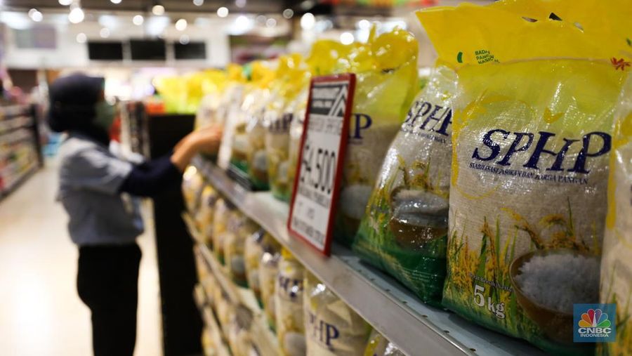 Deretan beras Stabilisasi Pasokan dan Harga Pangan (SPHP) 5 kg di Transmart Central Park, Jakarta, Jumat (6/10/223). (CNBC Indonesia/Tri Susilo)