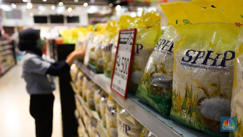 Deretan beras Stabilisasi Pasokan dan Harga Pangan (SPHP) 5 kg di Transmart Central Park, Jakarta, Jumat (6/10/223). (CNBC Indonesia/Tri Susilo)