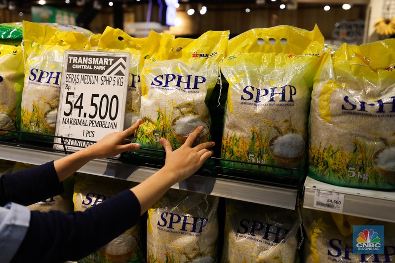 Deretan beras Stabilisasi Pasokan dan Harga Pangan (SPHP) 5 kg di Transmart Central Park, Jakarta, Jumat (6/10/223). (CNBC Indonesia/Tri Susilo) Deretan beras Stabilisasi Pasokan dan Harga Pangan (SPHP) 5 kg di Transmart Central Park, Jakarta, Jumat (6/10/223). (CNBC Indonesia/Tri Susilo)