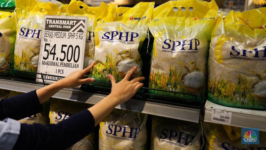 Deretan beras Stabilisasi Pasokan dan Harga Pangan (SPHP) 5 kg di Transmart Central Park, Jakarta, Jumat (6/10/223). (CNBC Indonesia/Tri Susilo)