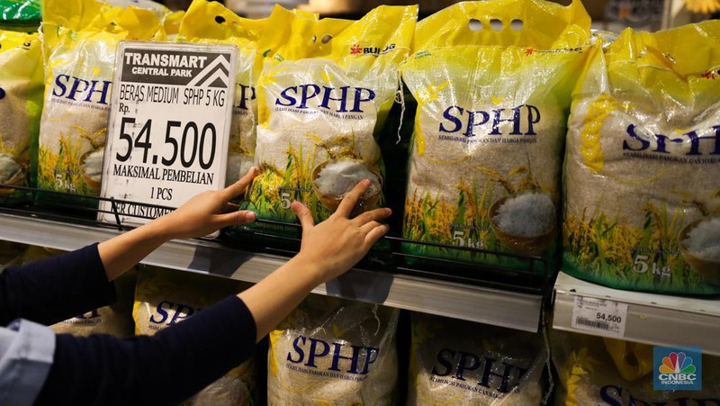 Deretan beras Stabilisasi Pasokan dan Harga Pangan (SPHP) 5 kg di Transmart Central Park, Jakarta, Jumat (6/10/223). (CNBC Indonesia/Tri Susilo)
