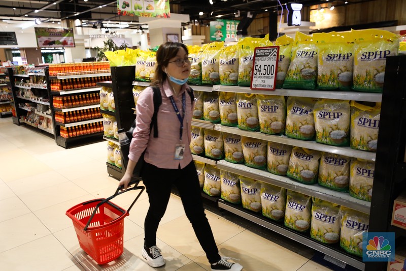 Deretan beras Stabilisasi Pasokan dan Harga Pangan (SPHP) 5 kg di Transmart Central Park, Jakarta, Jumat (6/10/223). (CNBC Indonesia/Tri Susilo) Deretan beras Stabilisasi Pasokan dan Harga Pangan (SPHP) 5 kg di Transmart Central Park, Jakarta, Jumat (6/10/223). (CNBC Indonesia/Tri Susilo)