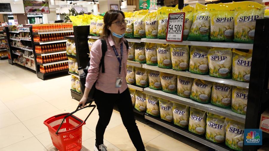 Deretan beras Stabilisasi Pasokan dan Harga Pangan (SPHP) 5 kg di Transmart Central Park, Jakarta, Jumat (6/10/223). (CNBC Indonesia/Tri Susilo)