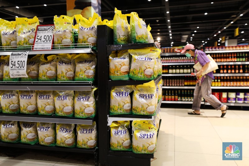 Deretan beras Stabilisasi Pasokan dan Harga Pangan (SPHP) 5 kg di Transmart Central Park, Jakarta, Jumat (6/10/223). (CNBC Indonesia/Tri Susilo) Deretan beras Stabilisasi Pasokan dan Harga Pangan (SPHP) 5 kg di Transmart Central Park, Jakarta, Jumat (6/10/223). (CNBC Indonesia/Tri Susilo)