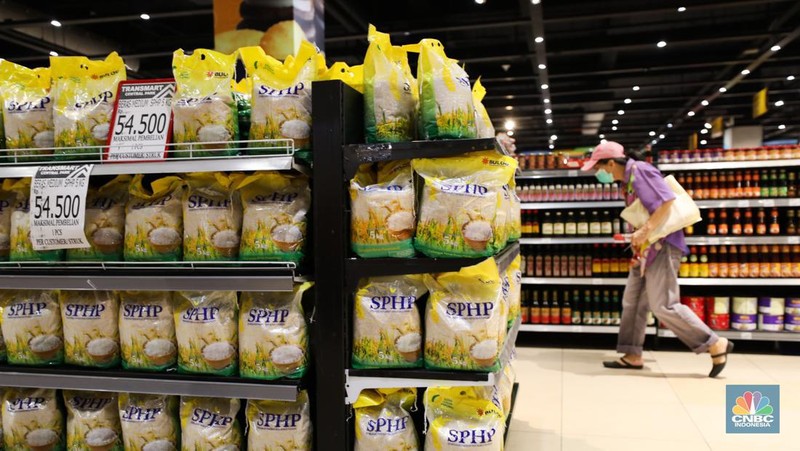 Deretan beras Stabilisasi Pasokan dan Harga Pangan (SPHP) 5 kg di Transmart Central Park, Jakarta, Jumat (6/10/223). (CNBC Indonesia/Tri Susilo)