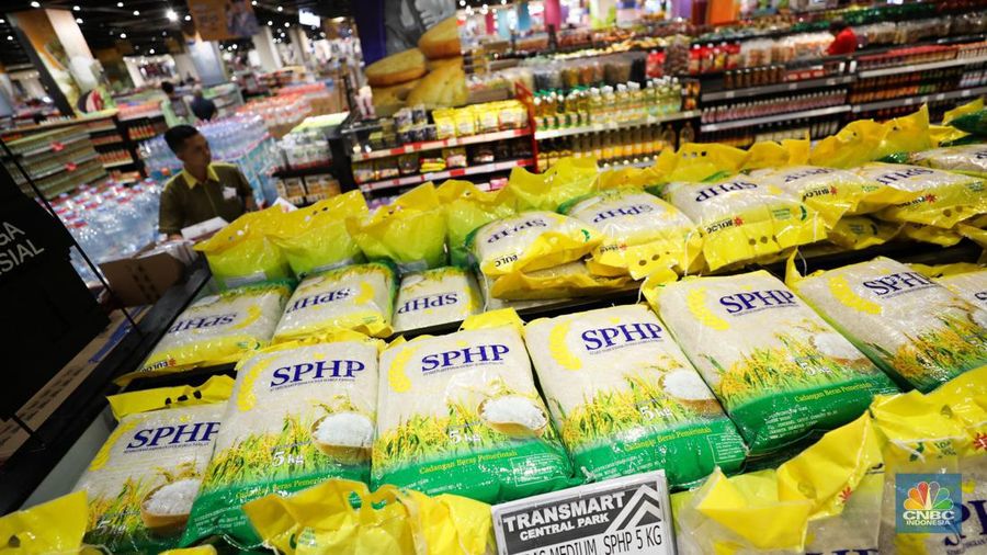 Deretan beras Stabilisasi Pasokan dan Harga Pangan (SPHP) 5 kg di Transmart Central Park, Jakarta, Jumat (6/10/223). (CNBC Indonesia/Tri Susilo)