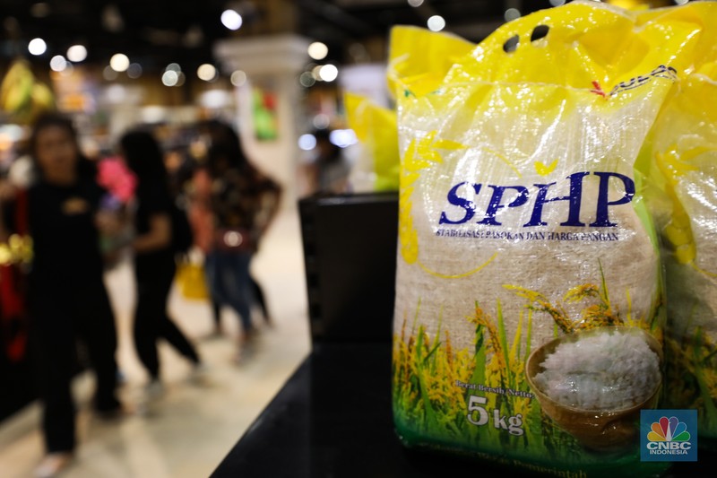 Deretan beras Stabilisasi Pasokan dan Harga Pangan (SPHP) 5 kg di Transmart Central Park, Jakarta, Jumat (6/10/223). (CNBC Indonesia/Tri Susilo) Deretan beras Stabilisasi Pasokan dan Harga Pangan (SPHP) 5 kg di Transmart Central Park, Jakarta, Jumat (6/10/223). (CNBC Indonesia/Tri Susilo)