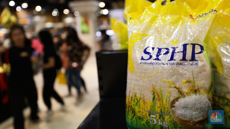 Deretan beras Stabilisasi Pasokan dan Harga Pangan (SPHP) 5 kg di Transmart Central Park, Jakarta, Jumat (6/10/223). (CNBC Indonesia/Tri Susilo)