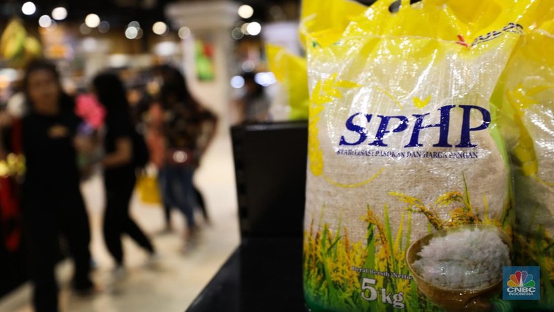Deretan beras Stabilisasi Pasokan dan Harga Pangan (SPHP) 5 kg di Transmart Central Park, Jakarta, Jumat (6/10/223). (CNBC Indonesia/Tri Susilo)