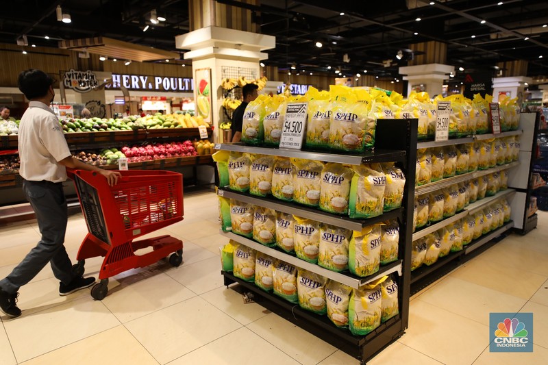 Deretan beras Stabilisasi Pasokan dan Harga Pangan (SPHP) 5 kg di Transmart Central Park, Jakarta, Jumat (6/10/223). (CNBC Indonesia/Tri Susilo) Deretan beras Stabilisasi Pasokan dan Harga Pangan (SPHP) 5 kg di Transmart Central Park, Jakarta, Jumat (6/10/223). (CNBC Indonesia/Tri Susilo)
