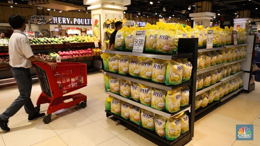 Deretan beras Stabilisasi Pasokan dan Harga Pangan (SPHP) 5 kg di Transmart Central Park, Jakarta, Jumat (6/10/223). (CNBC Indonesia/Tri Susilo) Deretan beras Stabilisasi Pasokan dan Harga Pangan (SPHP) 5 kg di Transmart Central Park, Jakarta, Jumat (6/10/223). (CNBC Indonesia/Tri Susilo)