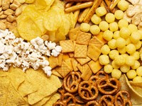 Dolar Perkasa ke Rp 15.600, Siap-siap Snack Menciut