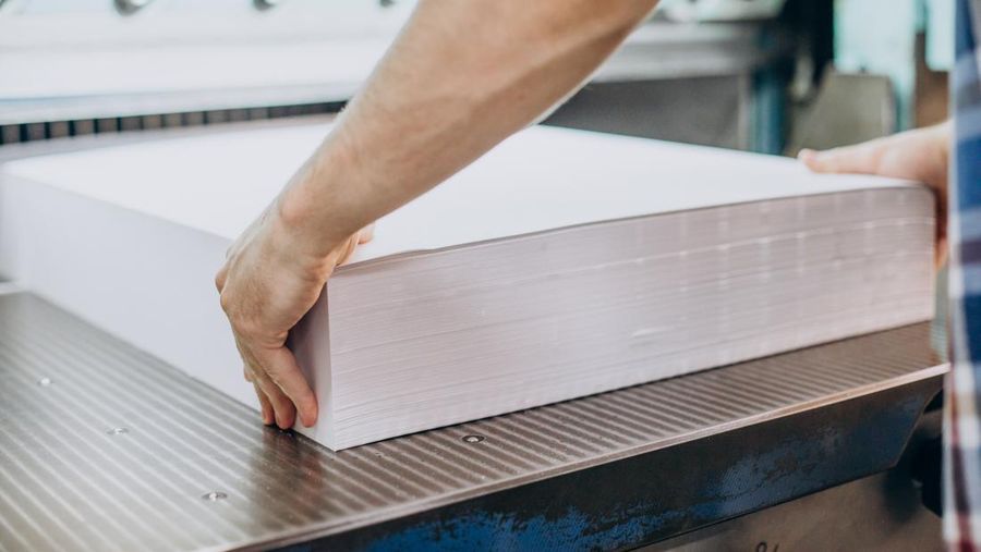 Ilustrasi Pabrik Kertas. (Dok, Freepik)nless steel machines