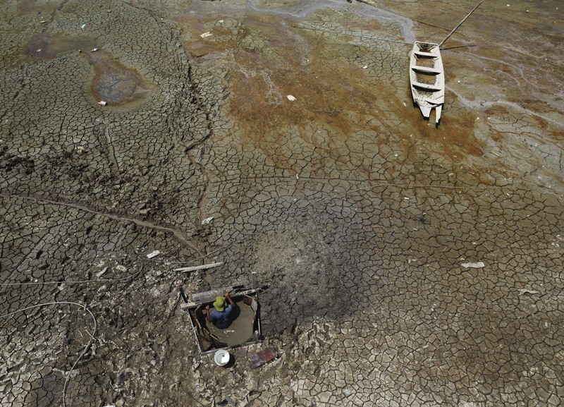 Perahu-perahu terdampar di dasar kering danau Puraquequara, di tengah kekeringan parah, di Manaus, negara bagian Amazonas, Brasil, Kamis, 5 Oktober 2023. Perahu-perahu terdampar di dasar kering danau Puraquequara, di tengah kekeringan parah, di Manaus, negara bagian Amazonas, Brasil, Kamis, 5 Oktober 2023. Hutan hujan Amazon Brasil menghadapi kekeringan parah yang mungkin berdampak pada sekitar 500.000 orang pada akhirnya. di tahun ini. (AP Photo/Edmar Barros)