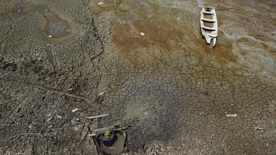 Perahu-perahu terdampar di dasar kering danau Puraquequara, di tengah kekeringan parah, di Manaus, negara bagian Amazonas, Brasil, Kamis, 5 Oktober 2023. Hutan hujan Amazon Brasil menghadapi kekeringan parah yang mungkin berdampak pada sekitar 500.000 orang pada akhirnya. di tahun ini. (AP Photo/Edmar Barros)