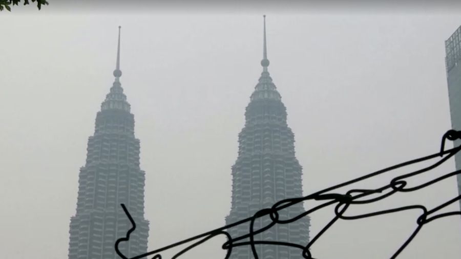 Kabut asap akibat kebakran hutan Kalimanta menyelimuti Kuala Lumpur, Malaysia. (REUTERS)
