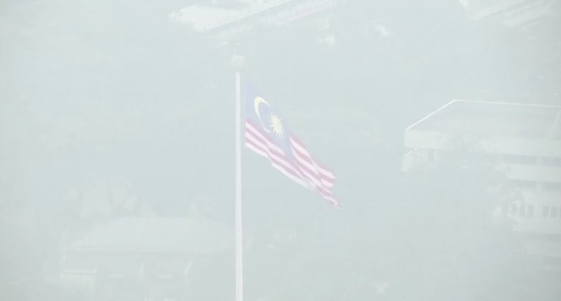 Pria berjalan melewati Pusat Kota Kuala Lumpur yang diselimuti kabut di Kuala Lumpur, Malaysia 3 Oktober 2023. Pria berjalan melewati Pusat Kota Kuala Lumpur yang diselimuti kabut di Kuala Lumpur, Malaysia 3 Oktober 2023. (REUTERS/Hasnoor Hussain)