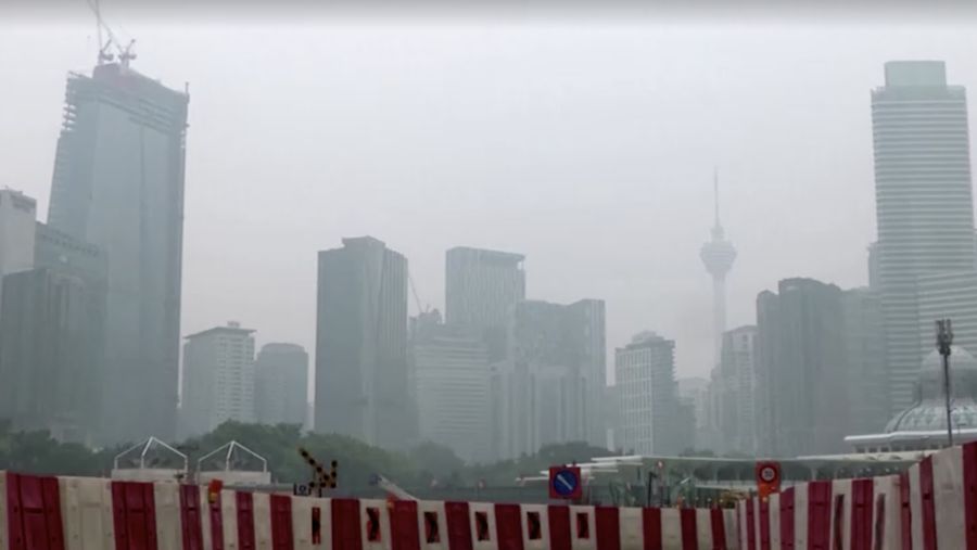 Kabut asap akibat kebakran hutan Kalimanta menyelimuti Kuala Lumpur, Malaysia. (REUTERS)