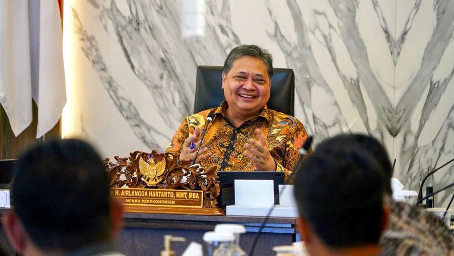 Menko Perekonomian Airlangga Hartarto memimpin Rapat Koordinasi Terbatas terkait Pengetatan dan Pengawasan Arus Barang Impor di Kantor Kemenko Perekonomian. (Instagram/airlanggahartarto_official)