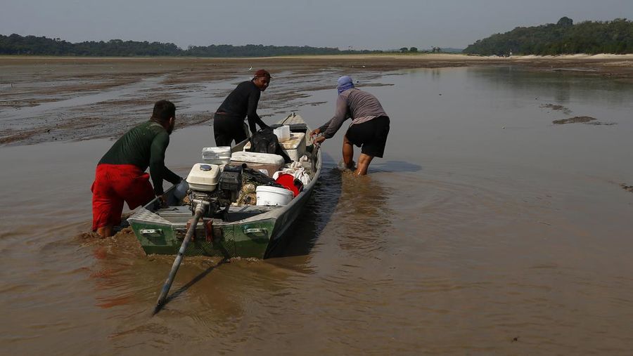 Perahu-perahu terdampar di dasar kering danau Puraquequara, di tengah kekeringan parah, di Manaus, negara bagian Amazonas, Brasil, Kamis, 5 Oktober 2023. Hutan hujan Amazon Brasil menghadapi kekeringan parah yang mungkin berdampak pada sekitar 500.000 orang pada akhirnya. di tahun ini. (AP Photo/Edmar Barros)