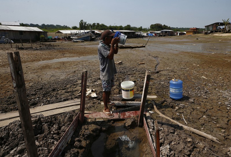 Perahu-perahu terdampar di dasar kering danau Puraquequara, di tengah kekeringan parah, di Manaus, negara bagian Amazonas, Brasil, Kamis, 5 Oktober 2023. Perahu-perahu terdampar di dasar kering danau Puraquequara, di tengah kekeringan parah, di Manaus, negara bagian Amazonas, Brasil, Kamis, 5 Oktober 2023. Hutan hujan Amazon Brasil menghadapi kekeringan parah yang mungkin berdampak pada sekitar 500.000 orang pada akhirnya. di tahun ini. (AP Photo/Edmar Barros)
