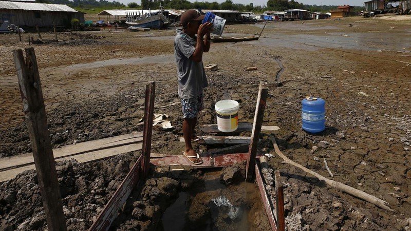 Perahu-perahu terdampar di dasar kering danau Puraquequara, di tengah kekeringan parah, di Manaus, negara bagian Amazonas, Brasil, Kamis, 5 Oktober 2023. Hutan hujan Amazon Brasil menghadapi kekeringan parah yang mungkin berdampak pada sekitar 500.000 orang pada akhirnya. di tahun ini. (AP Photo/Edmar Barros)