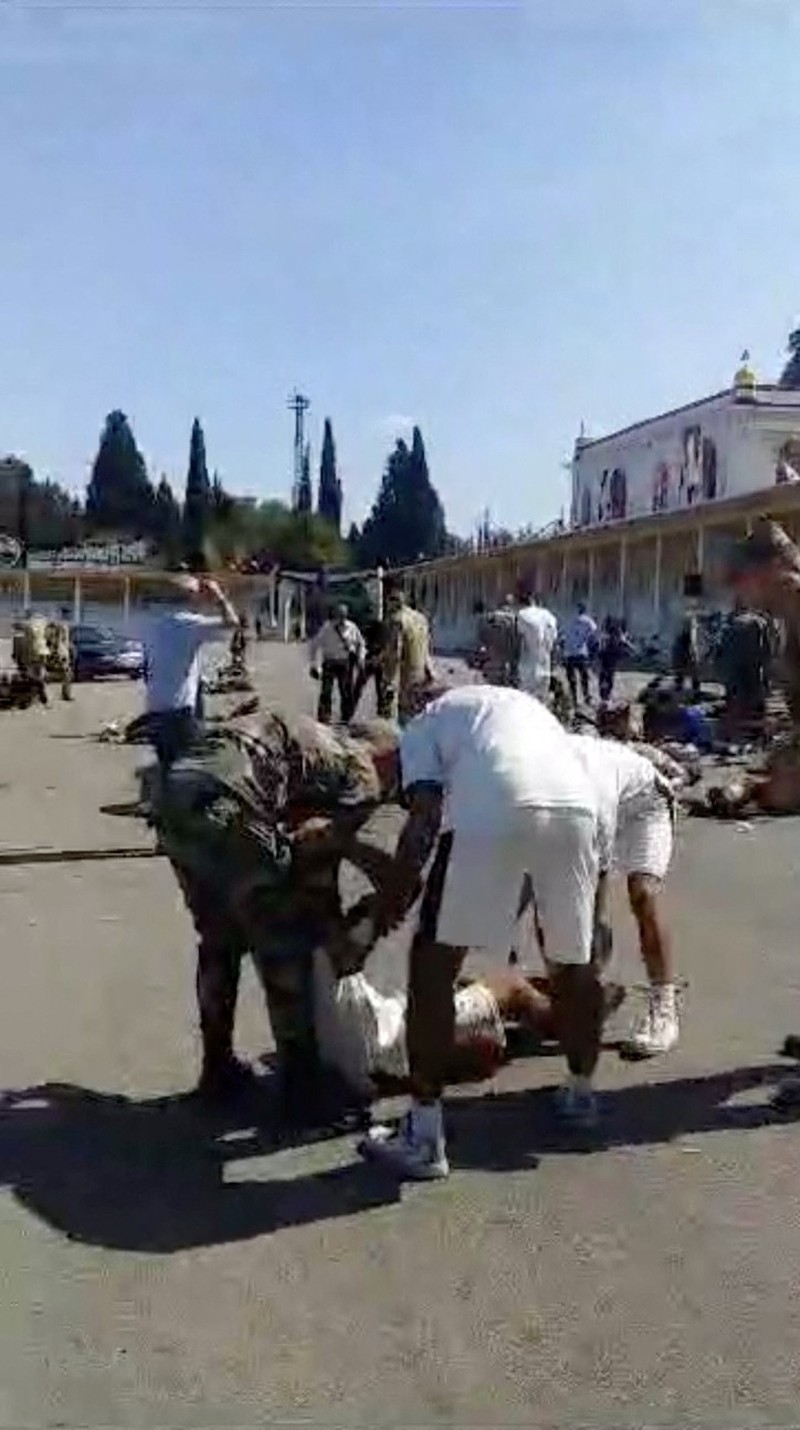 Dalam foto yang disediakan oleh Helm Putih Pertahanan Sipil Suriah, seorang pekerja pertahanan sipil Helm Putih Suriah berlari di lokasi serangan peluru di pinggiran kota utara Jisr al-Shoughour, sebelah barat kota Idlib, Suriah, Kamis , 5 Oktober 2023. Serangan pesawat tak berawak menghantam upacara wisuda perwira militer yang penuh sesak di kota Homs, Suriah pada hari Kamis, menewaskan dan melukai puluhan laporan. Setelah serangan pesawat tak berawak, pemerintah menembaki desa-desa di provinsi Idlib, di bagian barat laut negara yang dikuasai pemberontak. (Syrian Civil Defense White Helmets via AP)