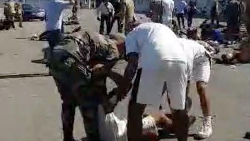 Dalam foto yang disediakan oleh Helm Putih Pertahanan Sipil Suriah, seorang pekerja pertahanan sipil Helm Putih Suriah berlari di lokasi serangan peluru di pinggiran kota utara Jisr al-Shoughour, sebelah barat kota Idlib, Suriah, Kamis , 5 Oktober 2023. Serangan pesawat tak berawak menghantam upacara wisuda perwira militer yang penuh sesak di kota Homs, Suriah pada hari Kamis, menewaskan dan melukai puluhan laporan. Setelah serangan pesawat tak berawak, pemerintah menembaki desa-desa di provinsi Idlib, di bagian barat laut negara yang dikuasai pemberontak. (Syrian Civil Defense White Helmets via AP)