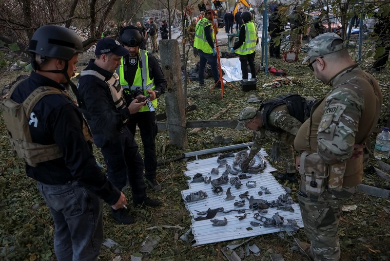 Tim penyelamat bekerja di lokasi serangan militer Rusia, di tengah serangan Rusia ke Ukraina, di desa Hroza, di wilayah Kharkiv, Ukraina 5 Oktober 2023. (REUTERS/Vyacheslav Madiyevskyy)