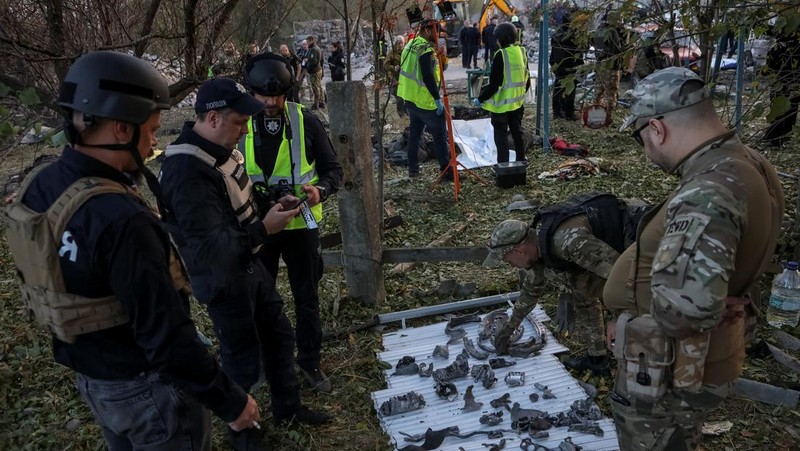 Tim penyelamat bekerja di lokasi serangan militer Rusia, di tengah serangan Rusia ke Ukraina, di desa Hroza, di wilayah Kharkiv, Ukraina 5 Oktober 2023. (REUTERS/Vyacheslav Madiyevskyy)