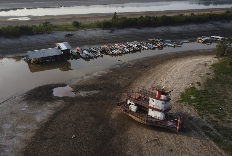 Perahu-perahu terdampar di dasar kering danau Puraquequara, di tengah kekeringan parah, di Manaus, negara bagian Amazonas, Brasil, Kamis, 5 Oktober 2023. Perahu-perahu terdampar di dasar kering danau Puraquequara, di tengah kekeringan parah, di Manaus, negara bagian Amazonas, Brasil, Kamis, 5 Oktober 2023. Hutan hujan Amazon Brasil menghadapi kekeringan parah yang mungkin berdampak pada sekitar 500.000 orang pada akhirnya. di tahun ini. (AP Photo/Edmar Barros)