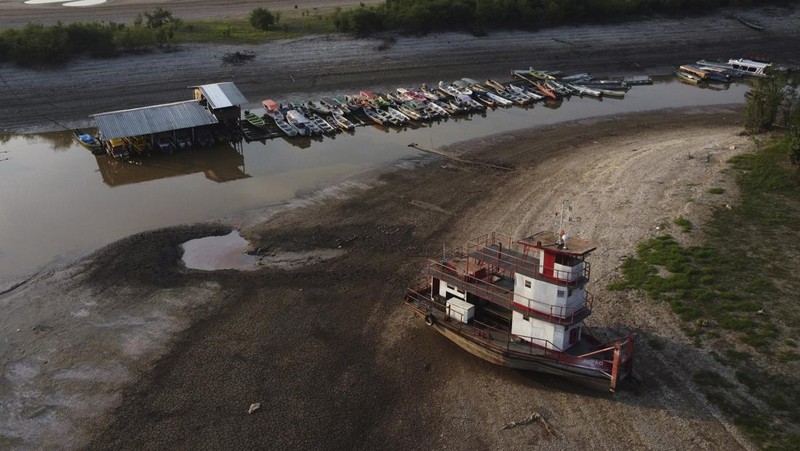 Perahu-perahu terdampar di dasar kering danau Puraquequara, di tengah kekeringan parah, di Manaus, negara bagian Amazonas, Brasil, Kamis, 5 Oktober 2023. Hutan hujan Amazon Brasil menghadapi kekeringan parah yang mungkin berdampak pada sekitar 500.000 orang pada akhirnya. di tahun ini. (AP Photo/Edmar Barros)