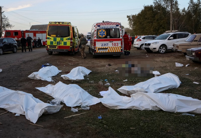 Tim penyelamat bekerja di lokasi serangan militer Rusia, di tengah serangan Rusia ke Ukraina, di desa Hroza, di wilayah Kharkiv, Ukraina 5 Oktober 2023. Tim penyelamat bekerja di lokasi serangan militer Rusia, di tengah serangan Rusia ke Ukraina, di desa Hroza, di wilayah Kharkiv, Ukraina 5 Oktober 2023. (REUTERS/Vyacheslav Madiyevskyy)