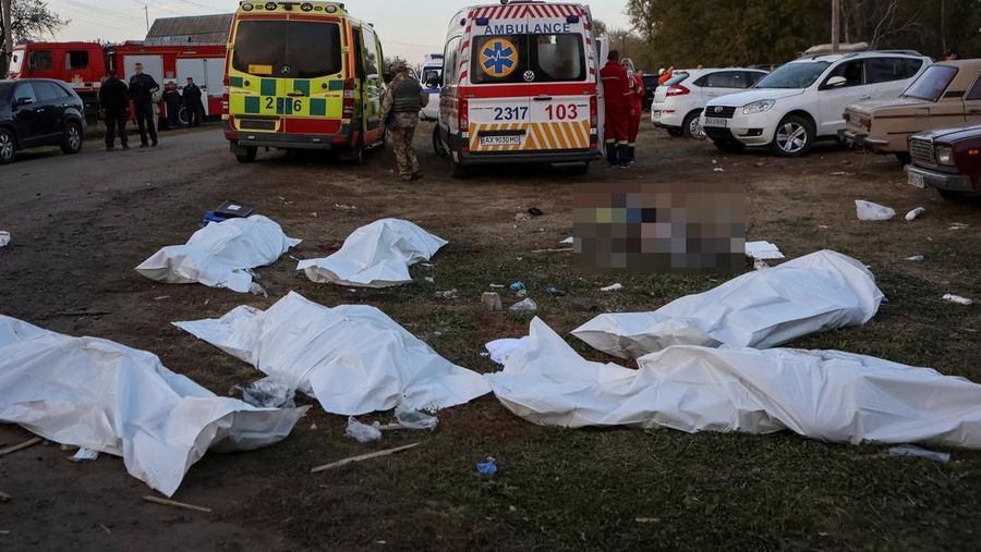 Tim penyelamat bekerja di lokasi serangan militer Rusia, di tengah serangan Rusia ke Ukraina, di desa Hroza, di wilayah Kharkiv, Ukraina 5 Oktober 2023. (REUTERS/Vyacheslav Madiyevskyy)