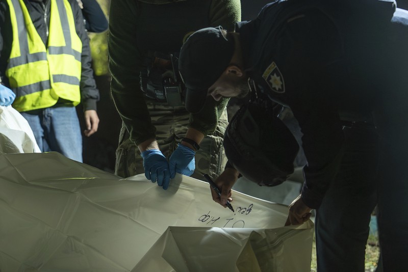 Tim penyelamat bekerja di lokasi serangan militer Rusia, di tengah serangan Rusia ke Ukraina, di desa Hroza, di wilayah Kharkiv, Ukraina 5 Oktober 2023. Tim penyelamat bekerja di lokasi serangan militer Rusia, di tengah serangan Rusia ke Ukraina, di desa Hroza, di wilayah Kharkiv, Ukraina 5 Oktober 2023. (REUTERS/Vyacheslav Madiyevskyy)