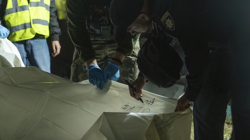 Tim penyelamat bekerja di lokasi serangan militer Rusia, di tengah serangan Rusia ke Ukraina, di desa Hroza, di wilayah Kharkiv, Ukraina 5 Oktober 2023. (REUTERS/Vyacheslav Madiyevskyy)