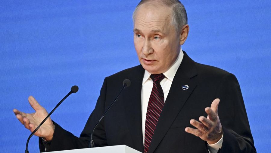 Presiden Rusia Vladimir Putin memberi isyarat saat berbicara pada pertemuan tahunan Klub Diskusi Valdai di resor Laut Hitam Sochi, Rusia, Kamis, 5 Oktober 2023. (Grigory Sysoyev, Sputnik, Kremlin Pool Photo via AP)