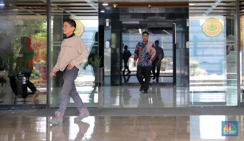 Sejumlah pegawai melintas di Kawasan kantor Kementerian Pertanian Gedung A, Ragunan, Jumat, (6/10). Sejumlah pegawai melintas di Kawasan kantor Kementerian Pertanian Gedung A, Ragunan, Jumat, (6/10). (CNBC Indonesia/Muhammad Sabki)