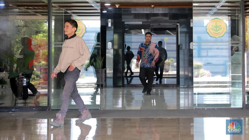 Sejumlah pegawai melintas di Kawasan kantor Kementerian Pertanian Gedung A, Ragunan, Jumat, (6/10). (CNBC Indonesia/Muhammad Sabki)