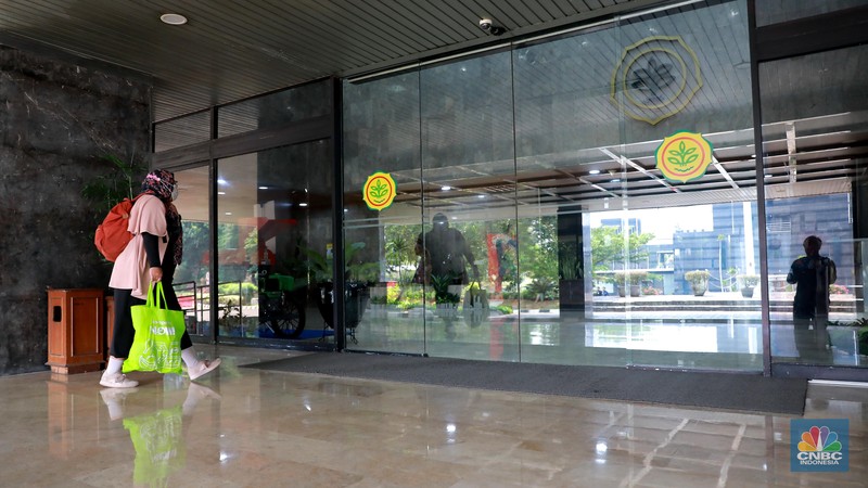 Sejumlah pegawai melintas di Kawasan kantor Kementerian Pertanian Gedung A, Ragunan, Jumat, (6/10). Sejumlah pegawai melintas di Kawasan kantor Kementerian Pertanian Gedung A, Ragunan, Jumat, (6/10). (CNBC Indonesia/Muhammad Sabki)