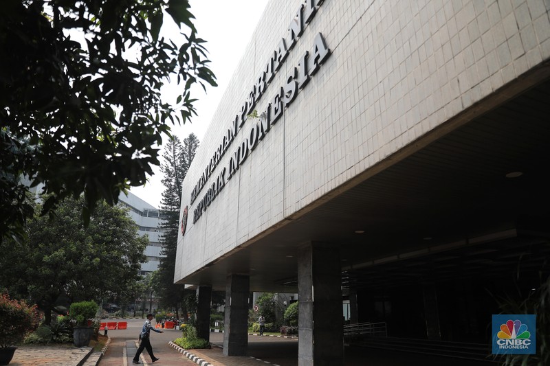 Sejumlah pegawai melintas di Kawasan kantor Kementerian Pertanian Gedung A, Ragunan, Jumat, (6/10). Sejumlah pegawai melintas di Kawasan kantor Kementerian Pertanian Gedung A, Ragunan, Jumat, (6/10). (CNBC Indonesia/Muhammad Sabki)