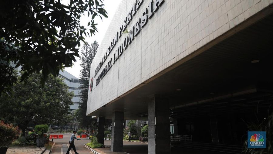 Sejumlah pegawai melintas di Kawasan kantor Kementerian Pertanian Gedung A, Ragunan, Jumat, (6/10). (CNBC Indonesia/Muhammad Sabki)